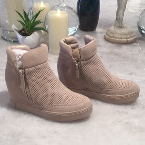 Brand New Steve Madden Suede Wedge 6.5
